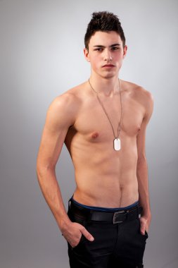 kaslı yapılı adam