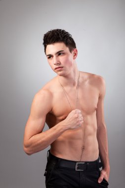 kaslı yapılı adam