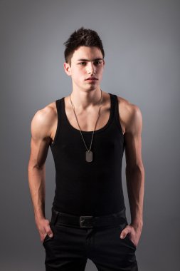 kaslı yapılı adam
