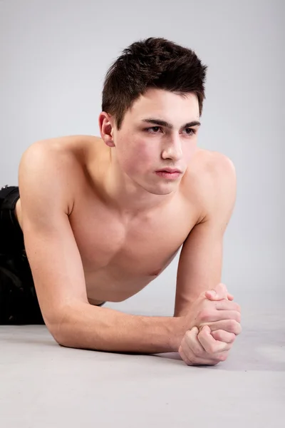 Svalnatý mladý muž — Stock fotografie