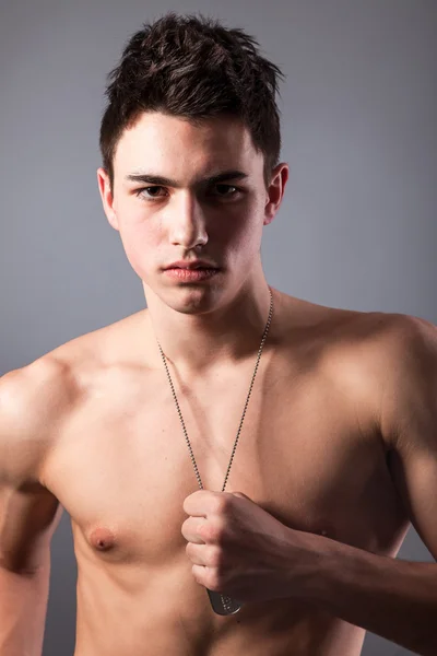 Giovane bodybuilder uomo — Foto Stock
