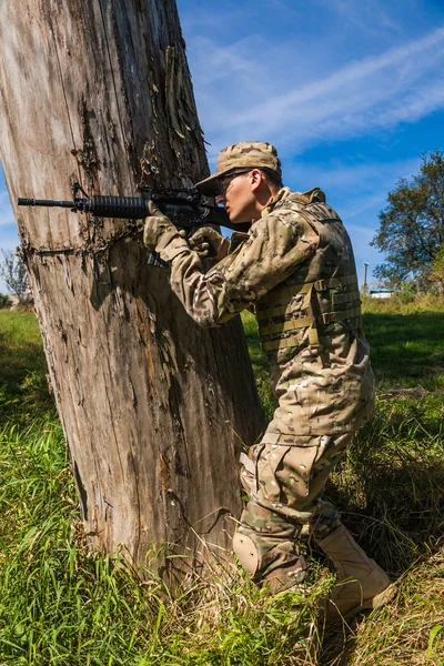 Soldier with rifle — Stock Photo, Image