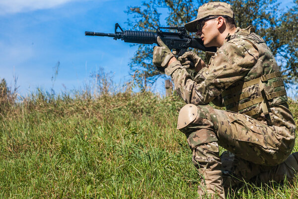 солдат с винтовкой