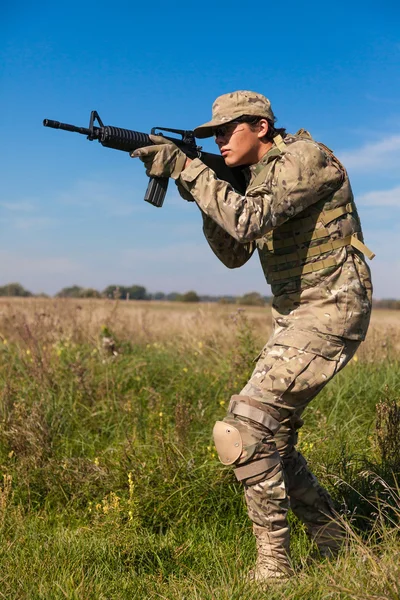 Soldat med gevär — Stockfoto