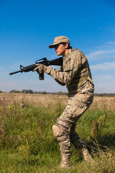 Voják s puškou — Stock fotografie