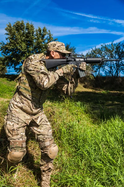 Soldado con rifle — Foto de Stock