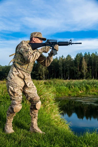 Soldier with rifle — Stock Photo, Image