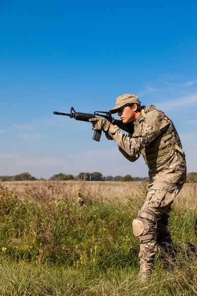 Soldier with rifle — Stock Photo, Image