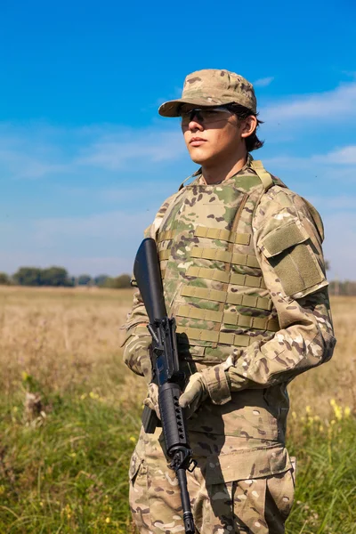 Soldat mit Gewehr — Stockfoto