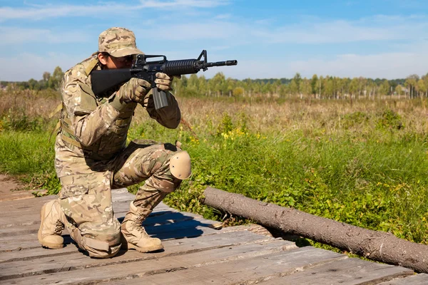 Soldier with rifle — Stock Photo, Image