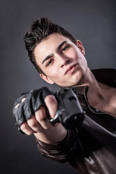Serious man with gun — Stock Photo, Image