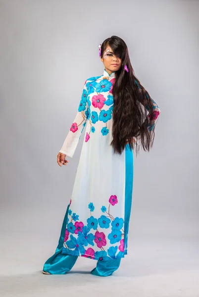 Mulher asiática em vestido nacional — Fotografia de Stock