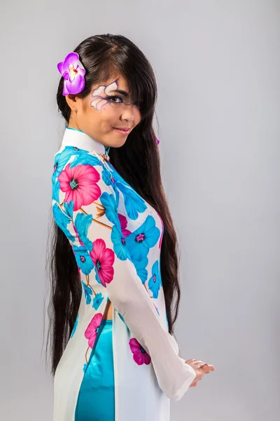 Asiatisk kvinna i nationella klänning — Stockfoto