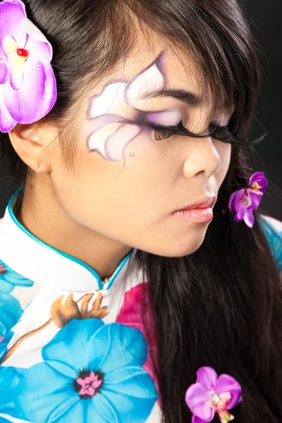 Азиатка с макияжем — стоковое фото