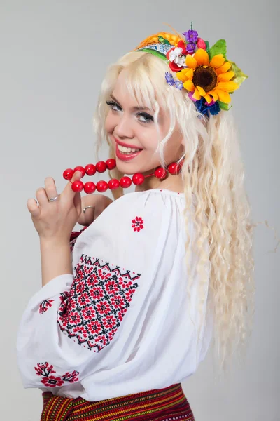 Frau im ukrainischen Kleid — Stockfoto