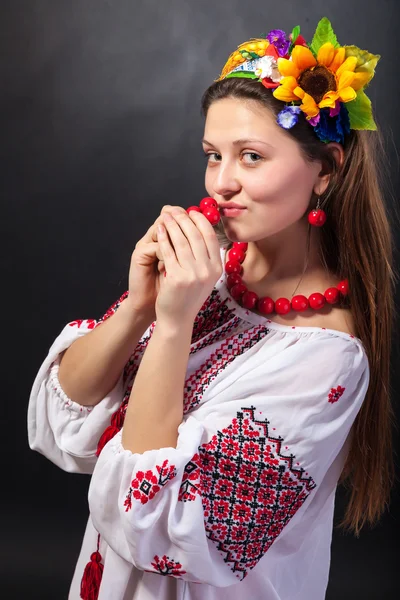 Kvinna i ukrainska klänning — Stockfoto