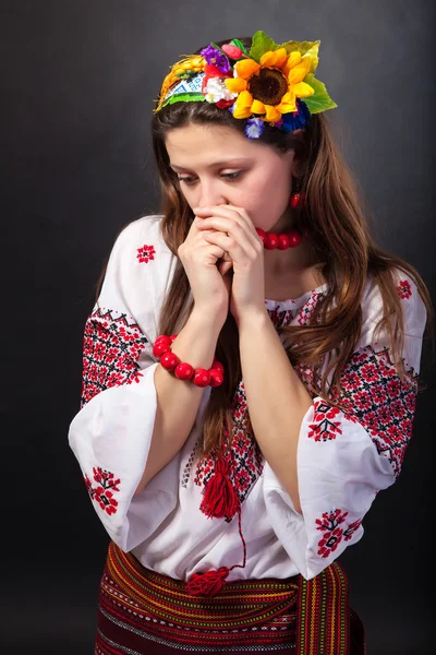 Mulher em vestido ucraniano — Fotografia de Stock