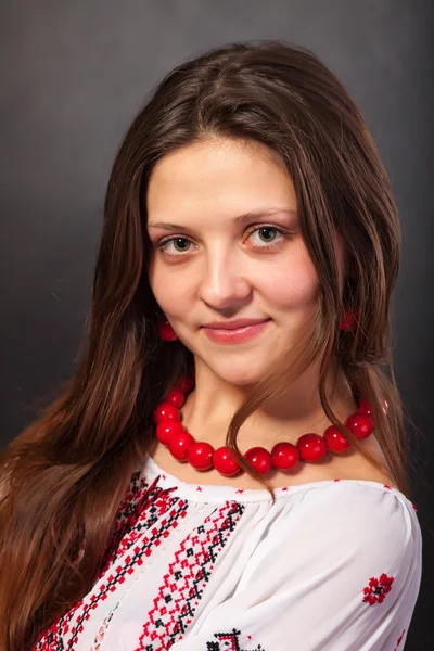 Femme en robe ukrainienne — Photo