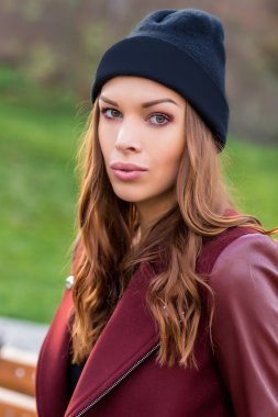 Bankta oturan kadın.