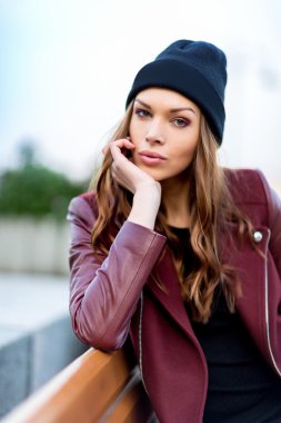 Bankta oturan kadın.