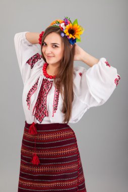 Ukraynalı elbiseli kadın