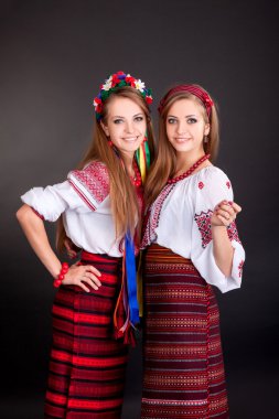 Ukraynalı giysili kadınlar