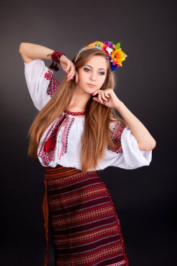 Ukraynalı giysili kadın