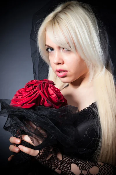 Czarna wdowa z kwiatami — Zdjęcie stockowe