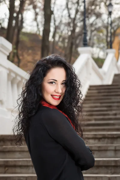 Schöne Frau auf der Treppe — Stockfoto