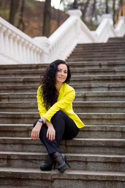 Schöne Frau auf der Treppe — Stockfoto