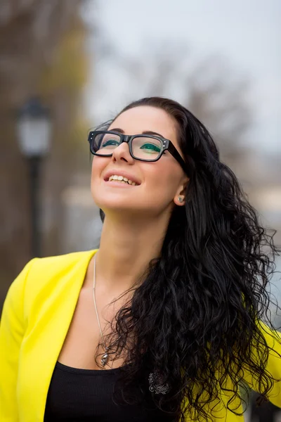 Schöne Frau auf der Treppe — Stockfoto