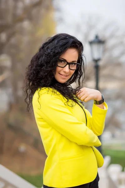 Mooie vrouw op trap — Stockfoto