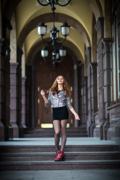 Young woman in city — Stock Photo, Image