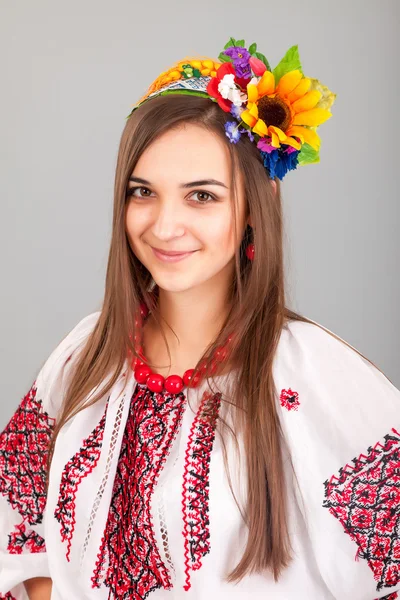 Kvinna i ukrainska klänning — Stockfoto