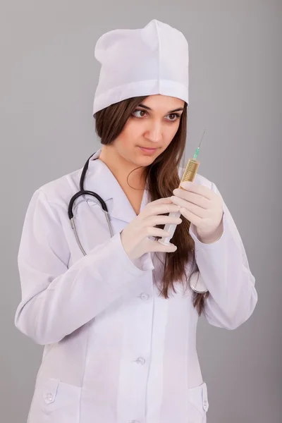 Médico com seringa cheia — Fotografia de Stock