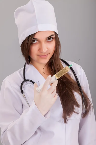 Läkare med fylld spruta — Stockfoto