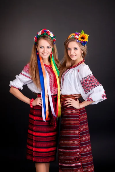 Kobiety w ukraińskich ubrania — Zdjęcie stockowe