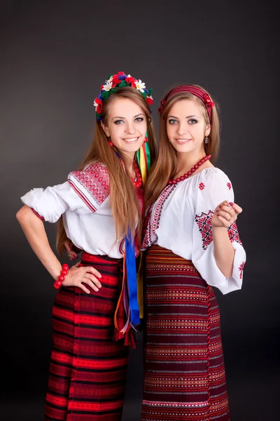 Femmes en vêtements ukrainiens — Photo