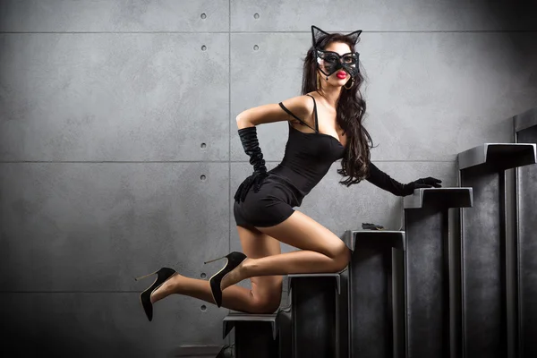 Femme en costume de catwoman — Photo