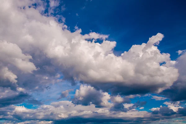 Blauwe lucht met wolk — Stockfoto