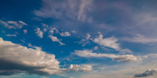 Blauwe lucht met wolk — Stockfoto