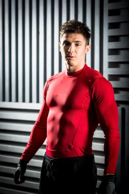 yakışıklı kaslı adam