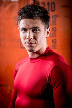 yakışıklı kaslı adam