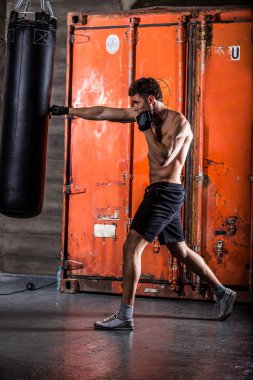 Genç adam boks egzersiz