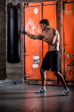 Genç adam boks egzersiz