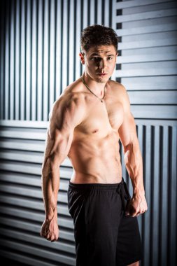 yakışıklı kaslı adam