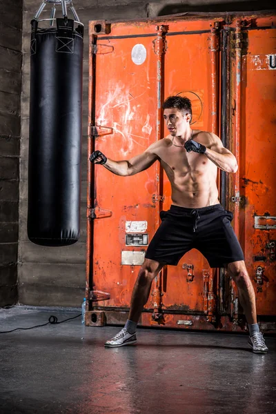 Jovem homem boxe treino — Fotografia de Stock