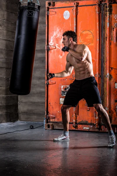 Giovane uomo boxe allenamento — Foto Stock