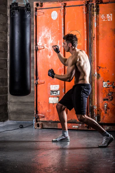 Giovane uomo boxe allenamento — Foto Stock