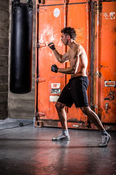 Giovane uomo boxe allenamento — Foto Stock